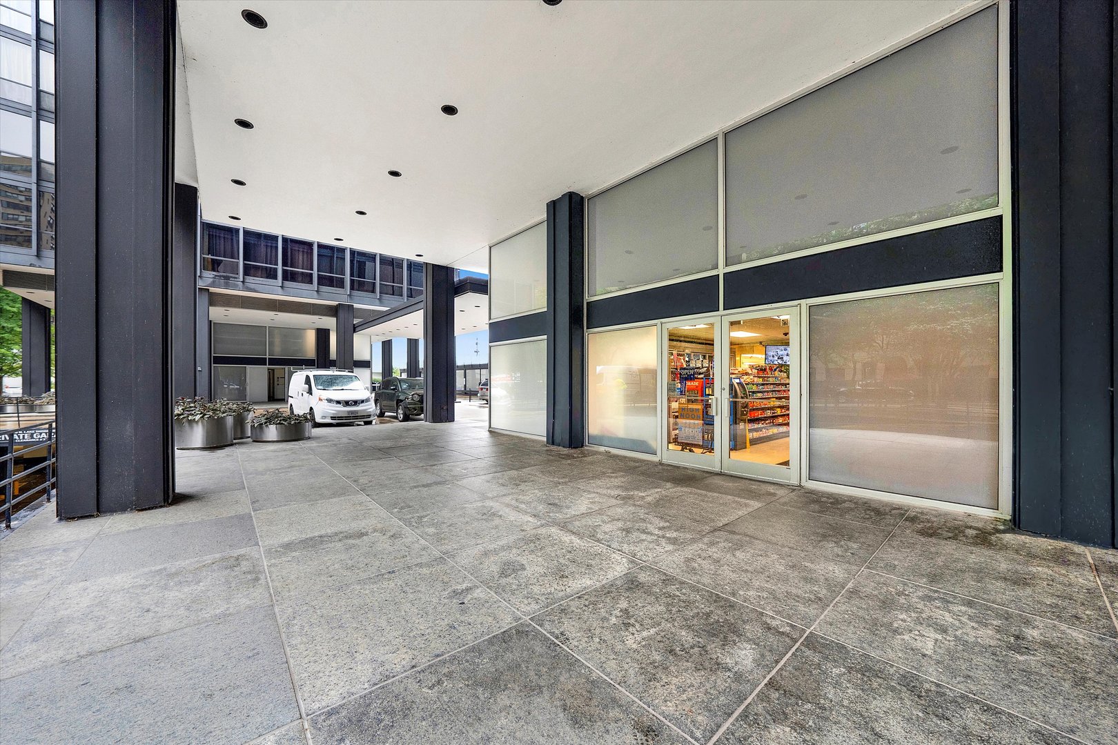 910 N Lake Shore Drive Unit: 1016