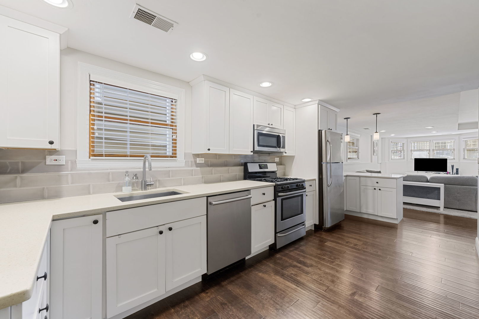 1728 W Barry Avenue Unit: 1