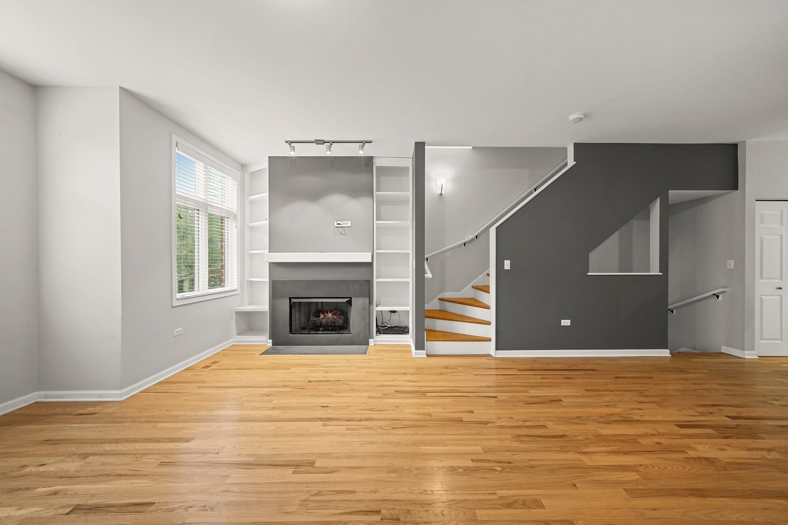 1703 S Prairie Avenue