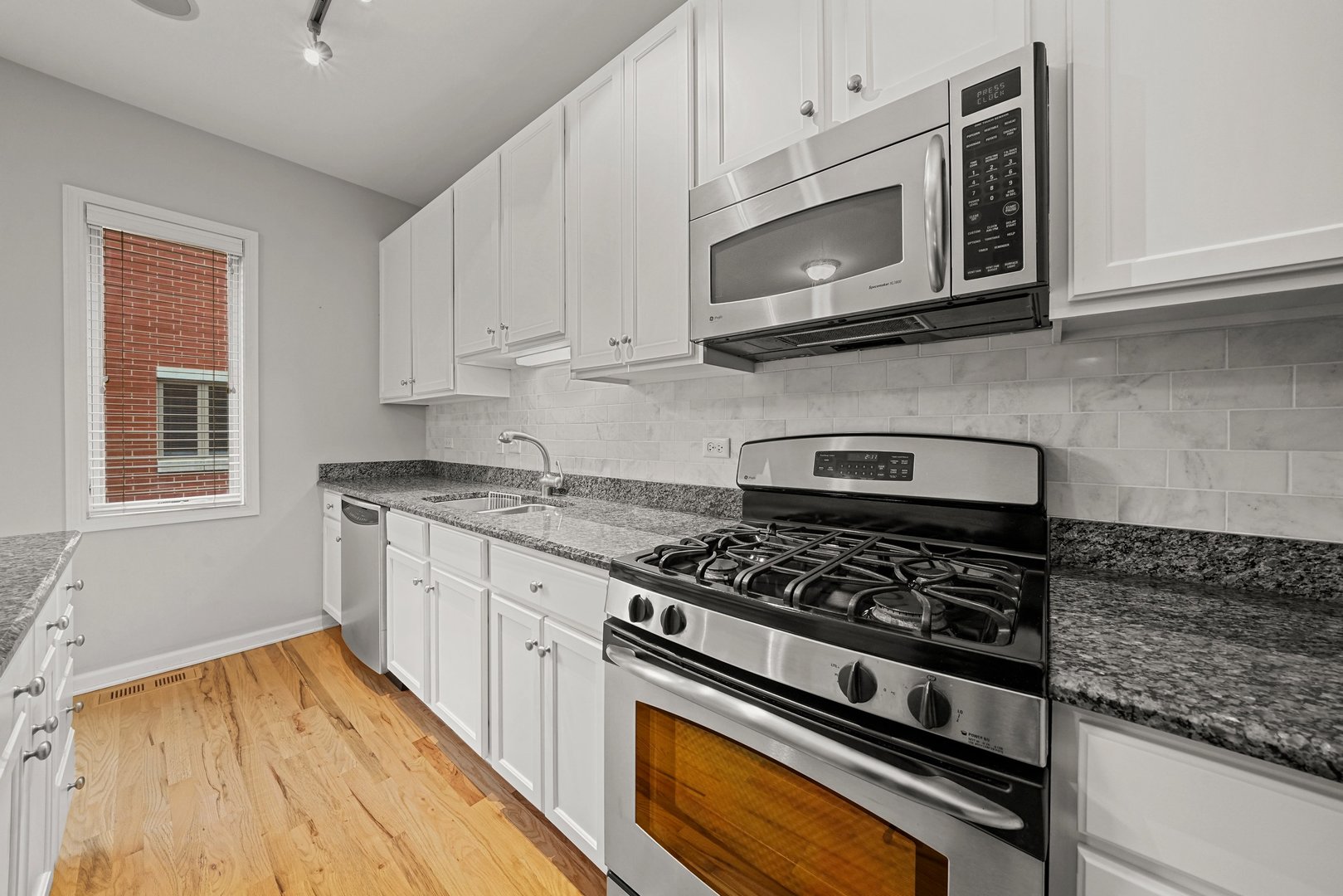 1703 S Prairie Avenue