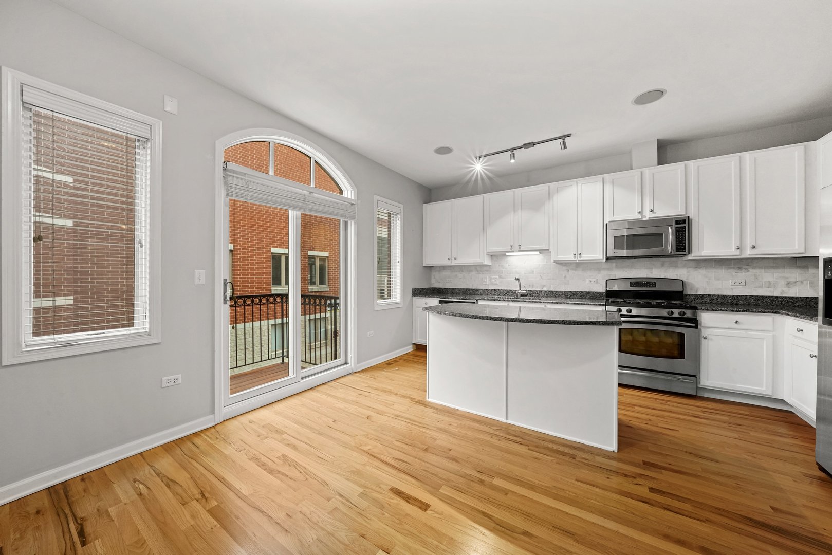 1703 S Prairie Avenue