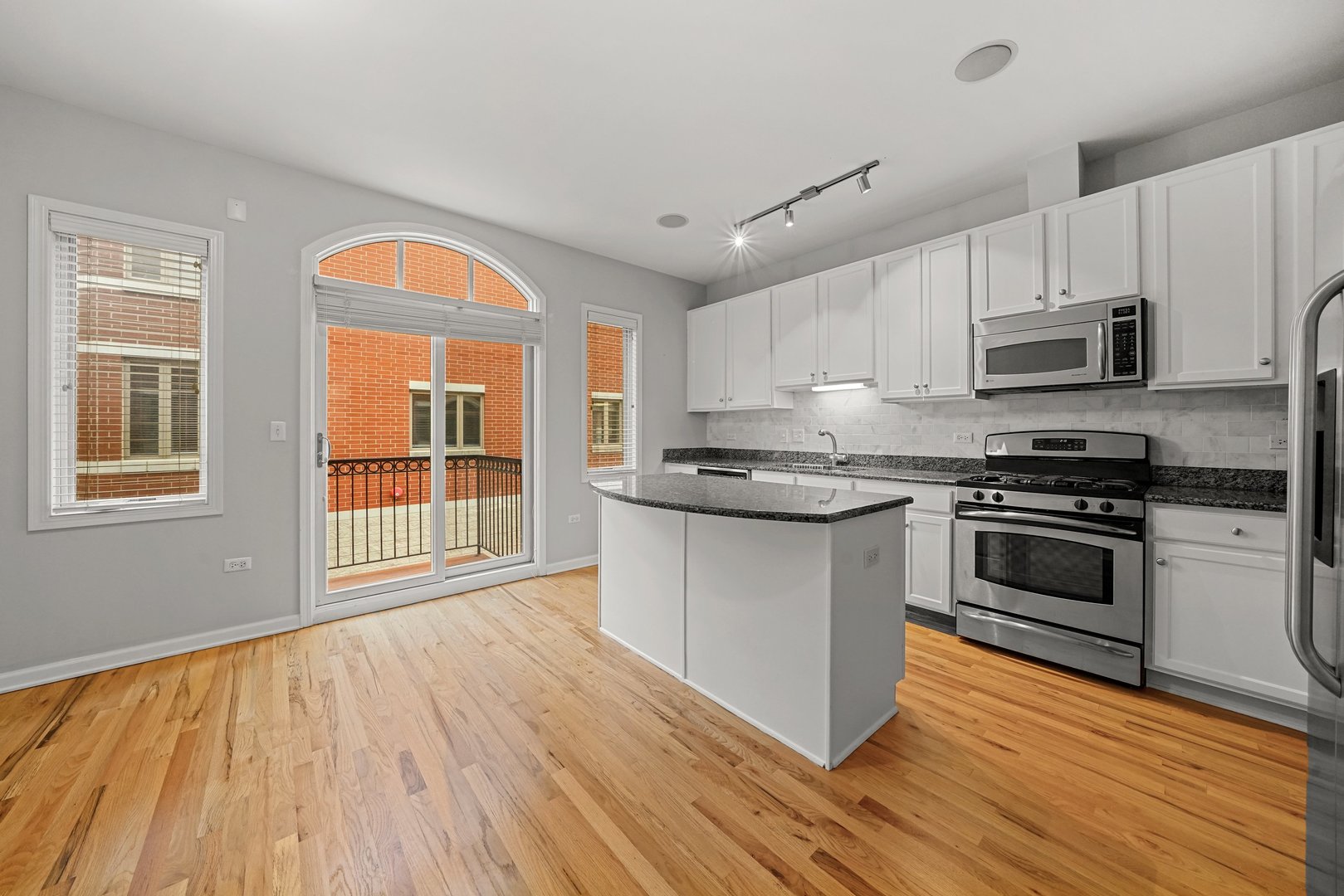 1703 S Prairie Avenue