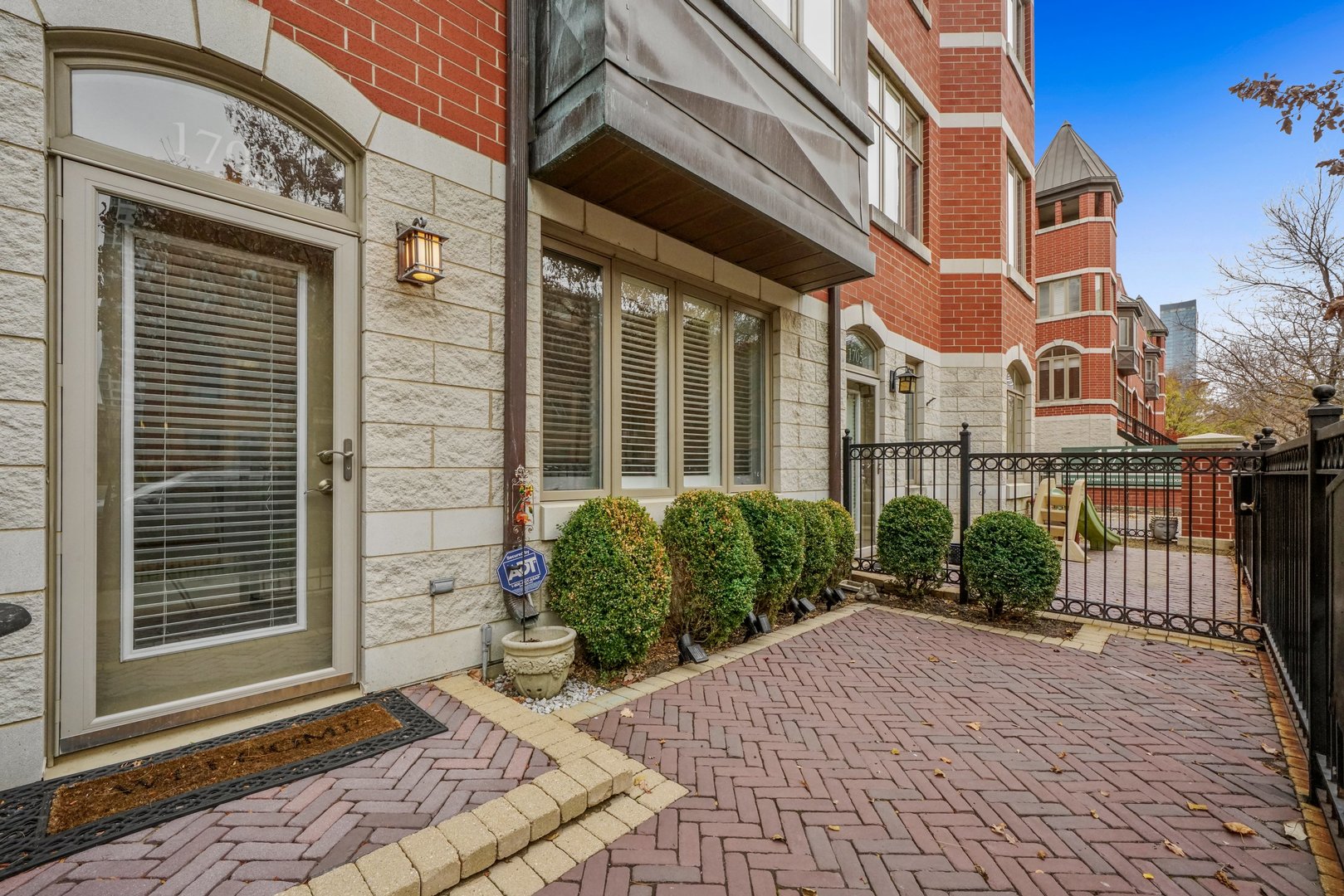 1703 S Prairie Avenue