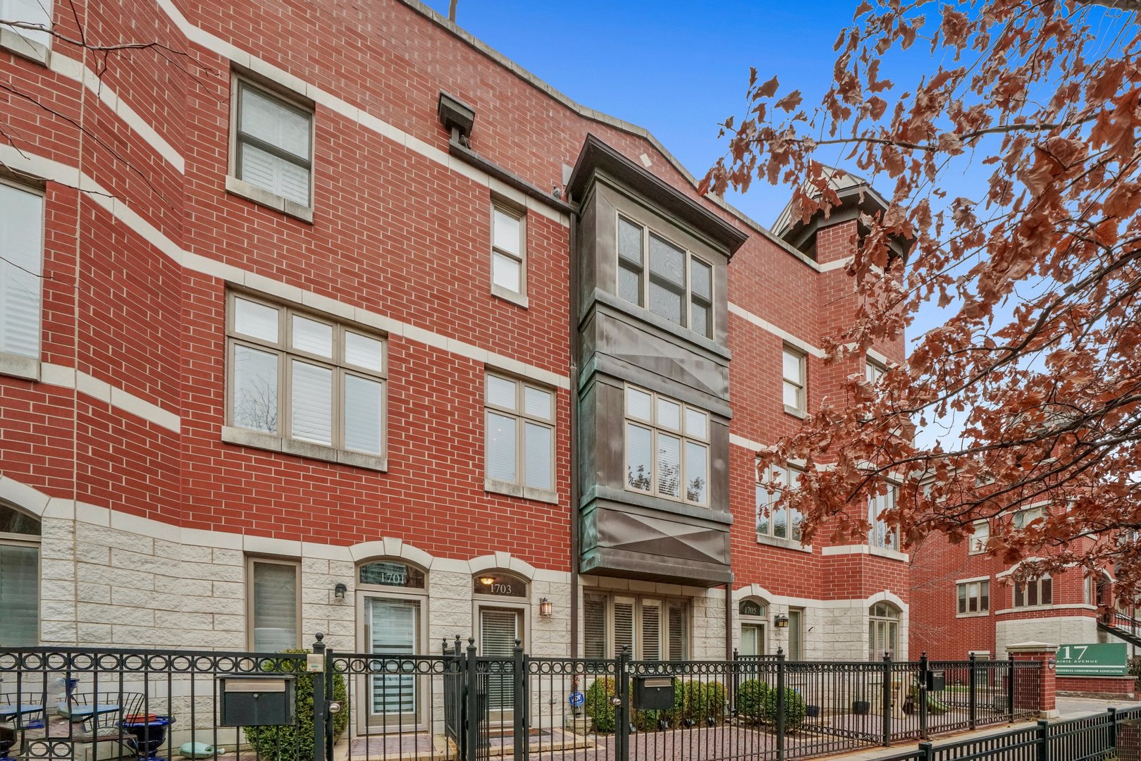 1703 S Prairie Avenue