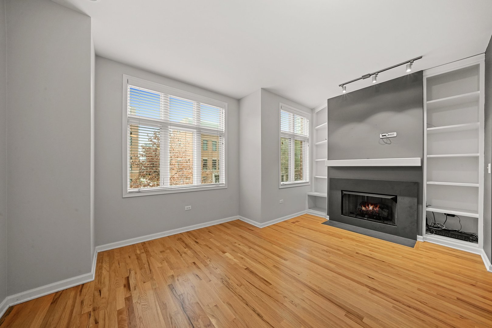 1703 S Prairie Avenue