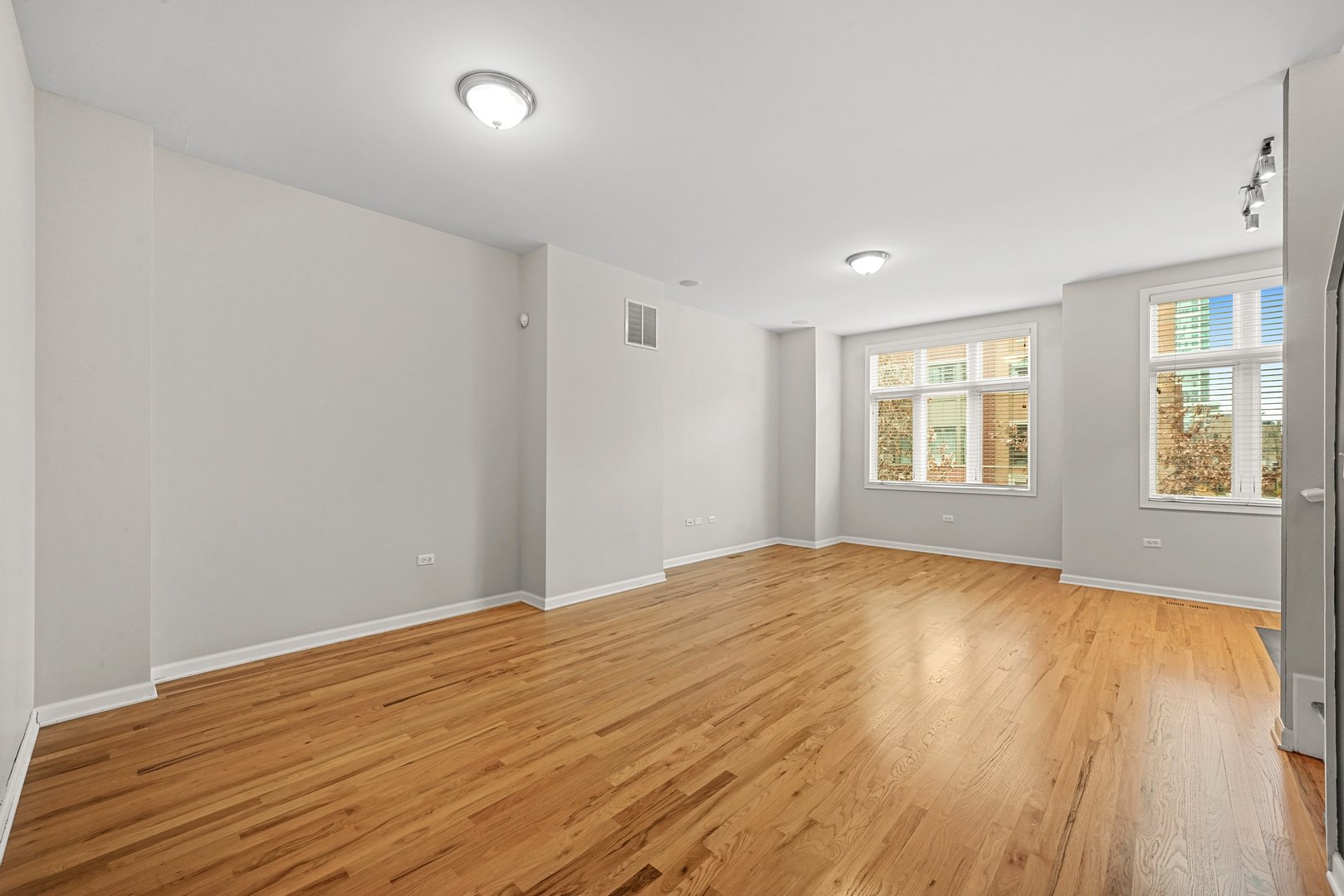 1703 S Prairie Avenue