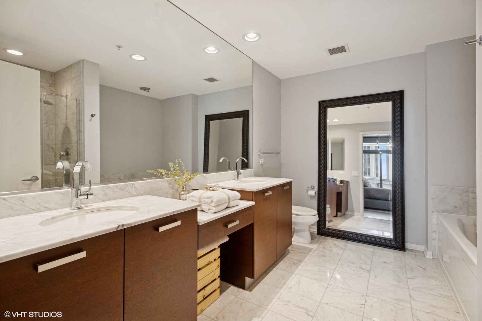 240 E Illinois Street Unit: 607