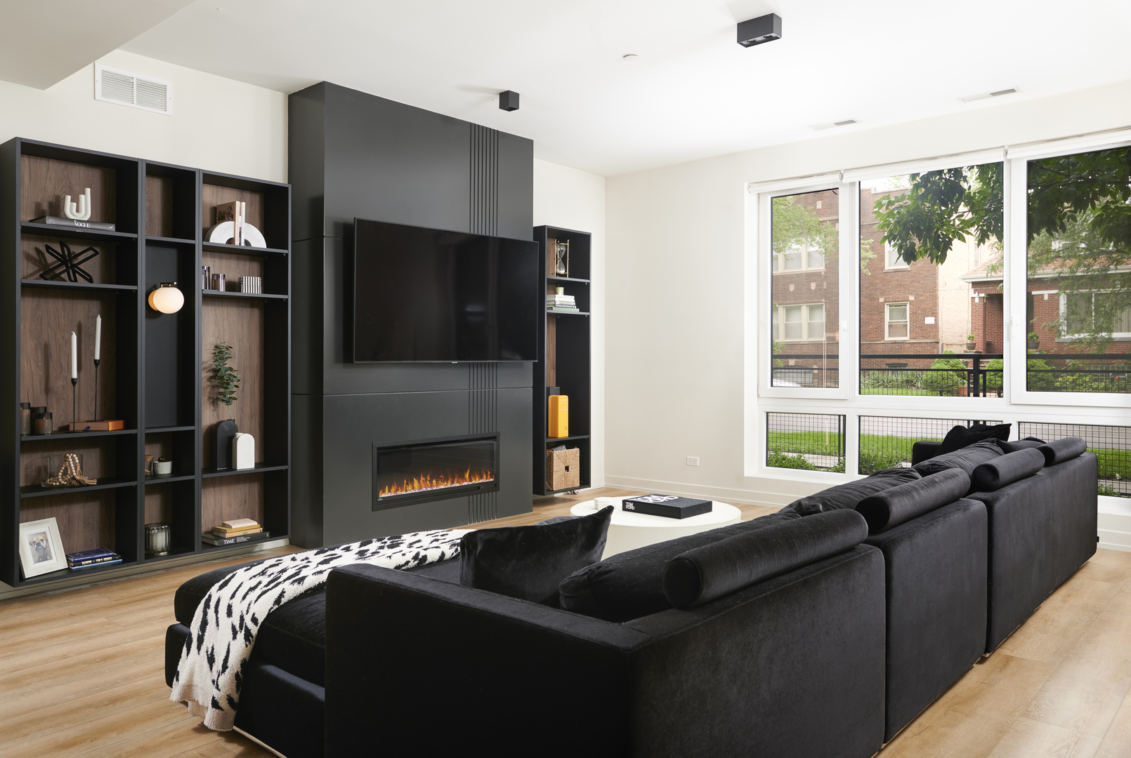 4153 W Melrose Avenue Unit: 1E