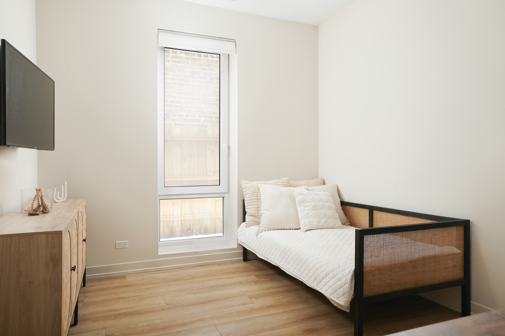 4153 W Melrose Avenue Unit: 1E