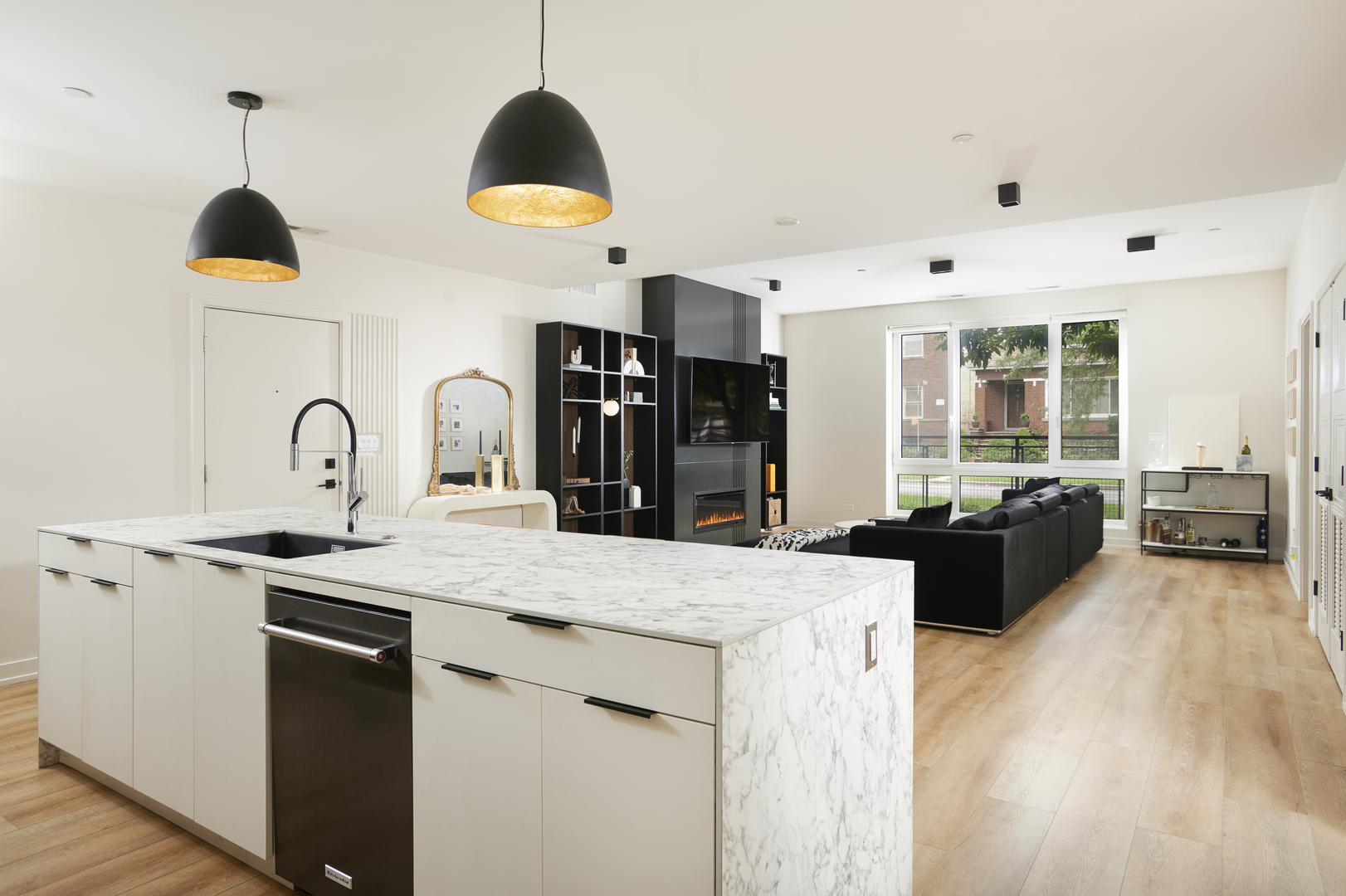 4153 W Melrose Avenue Unit: 1E