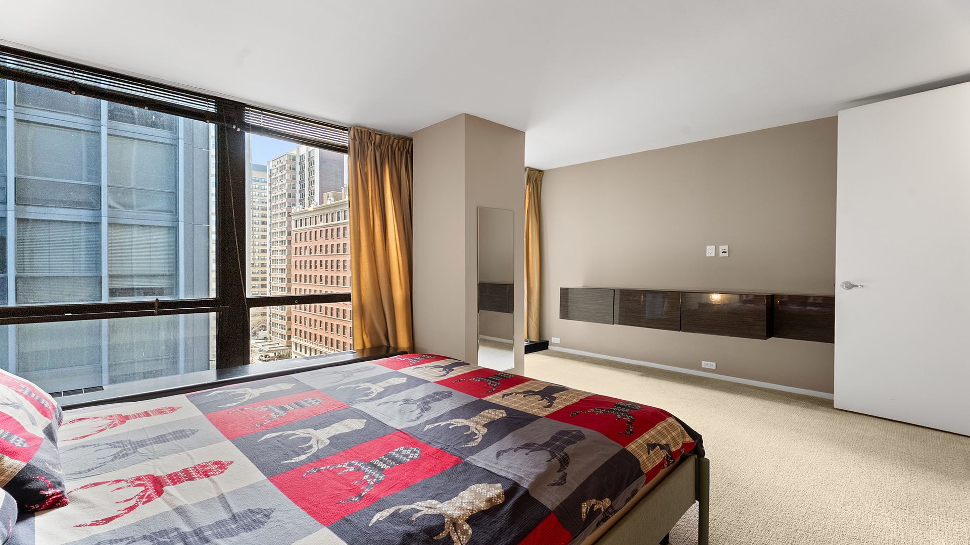910 N Lake Shore Drive Unit: 1016