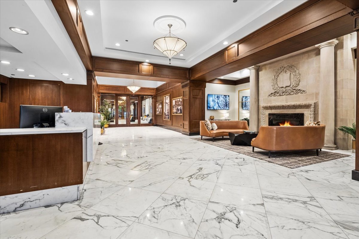 850 N Lake Shore Drive Unit: 408