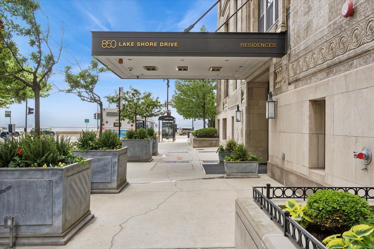 850 N Lake Shore Drive Unit: 408