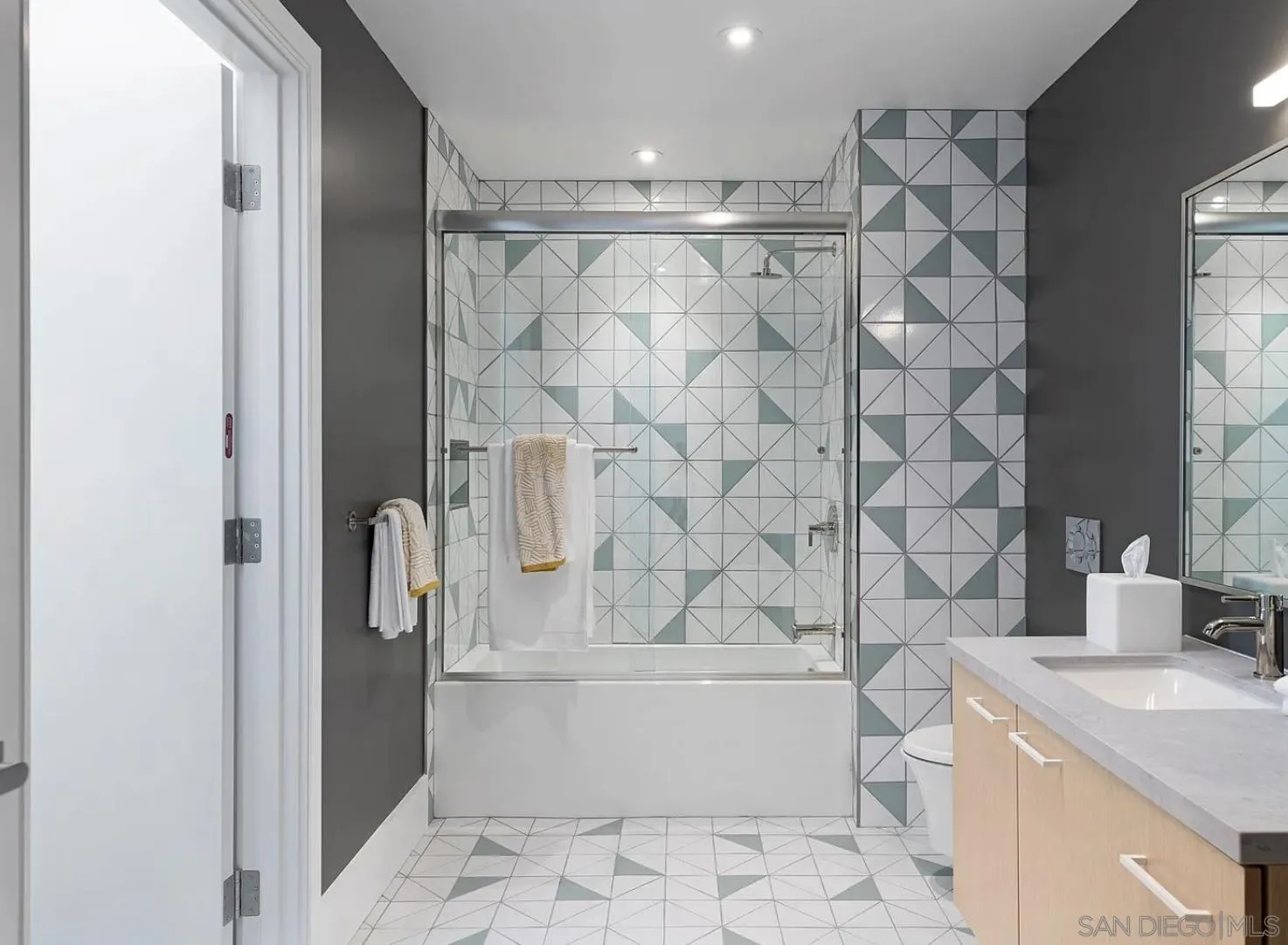 330 S Cedros Ave Unit Apt 7