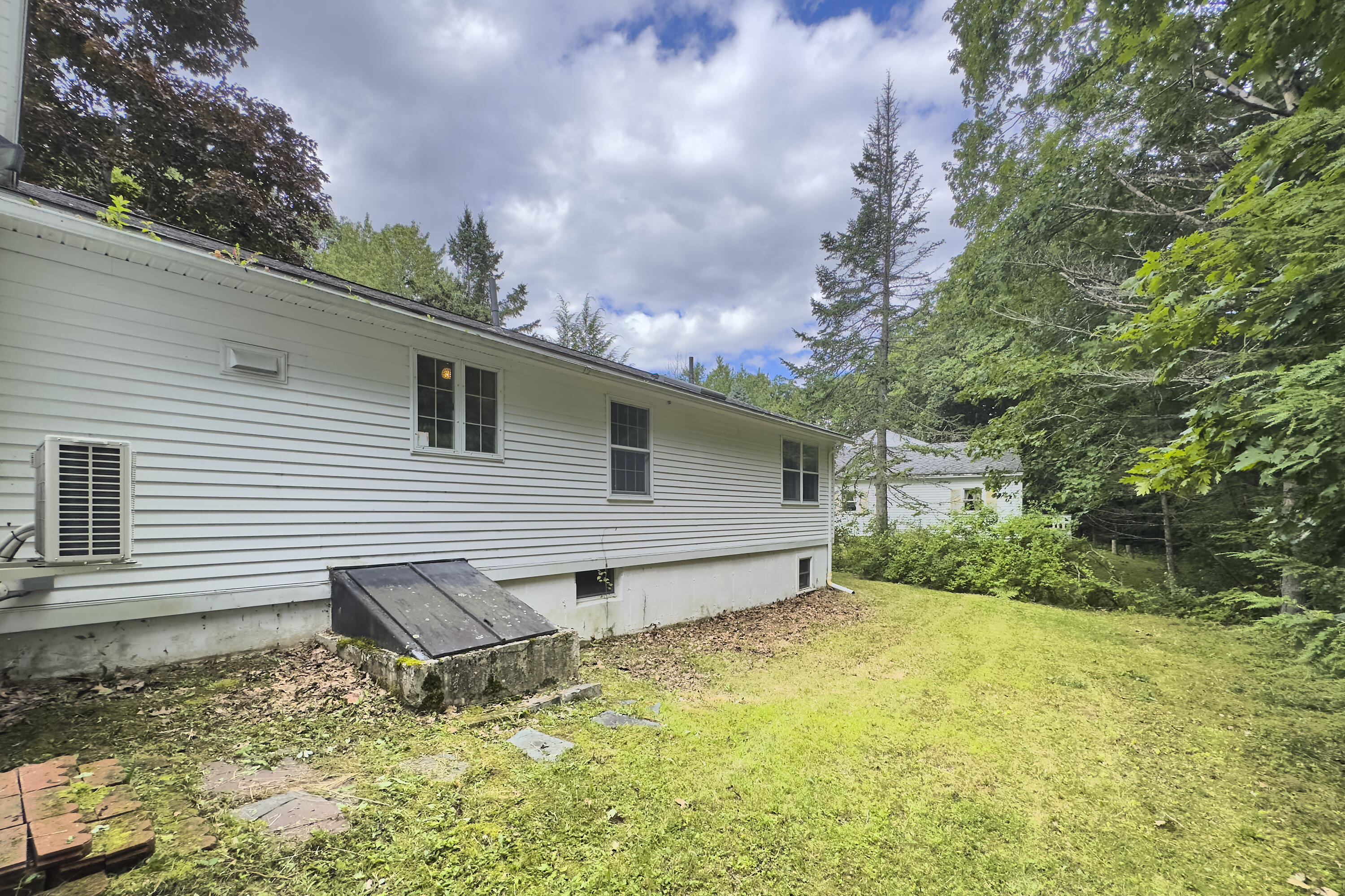 9 Woodcrest Avenue