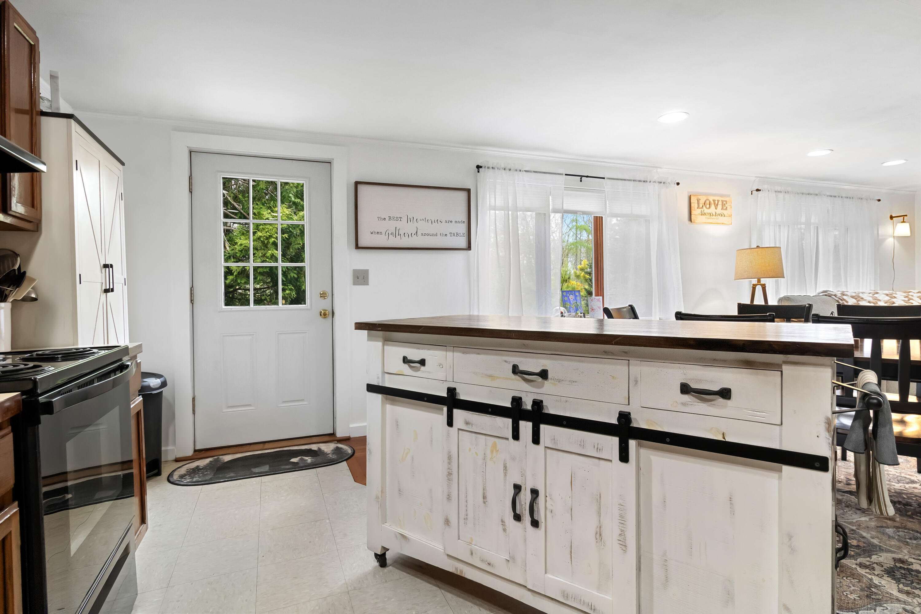 1096 Middle Road