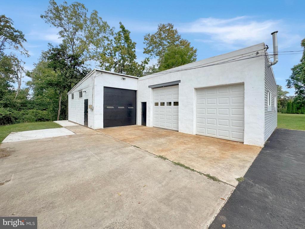 1027 RIVERSIDE DRIVE