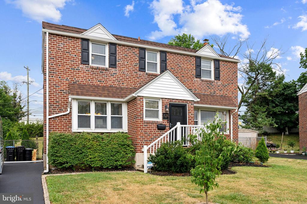 828 CEDAR LANE