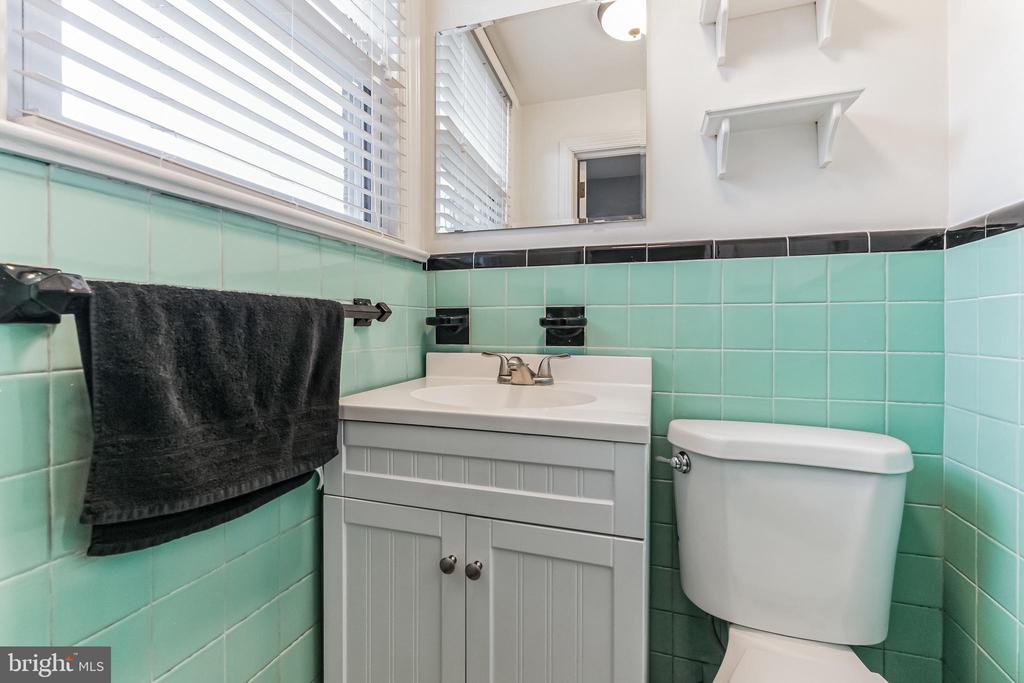 828 CEDAR LANE