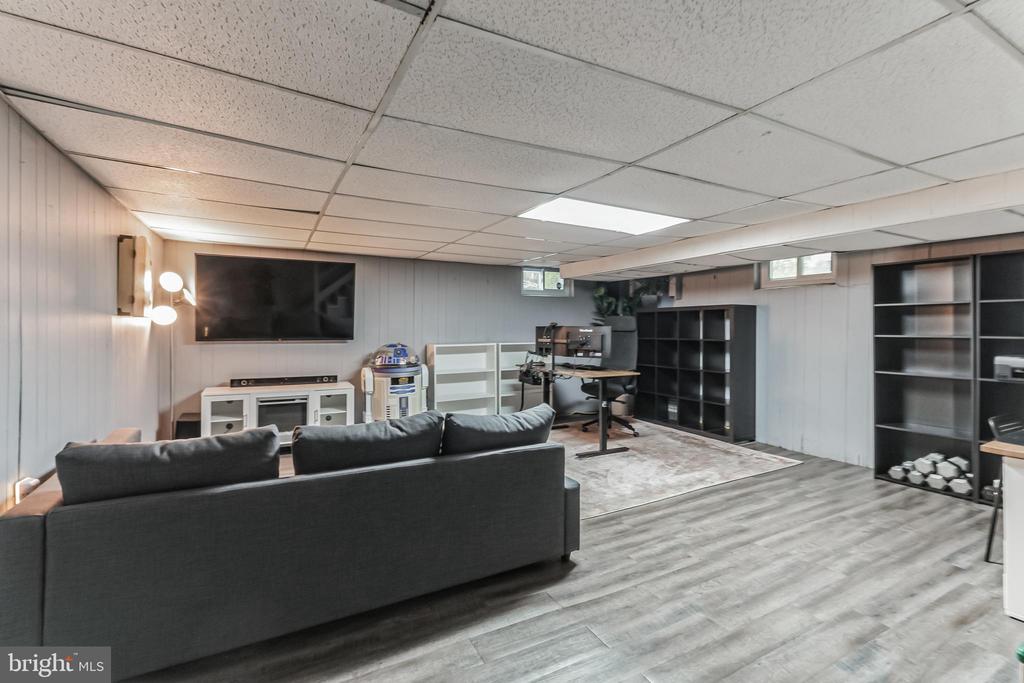 828 CEDAR LANE