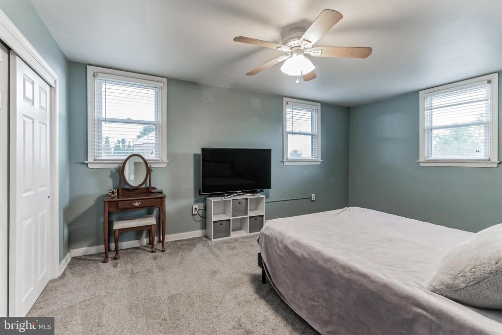 828 CEDAR LANE