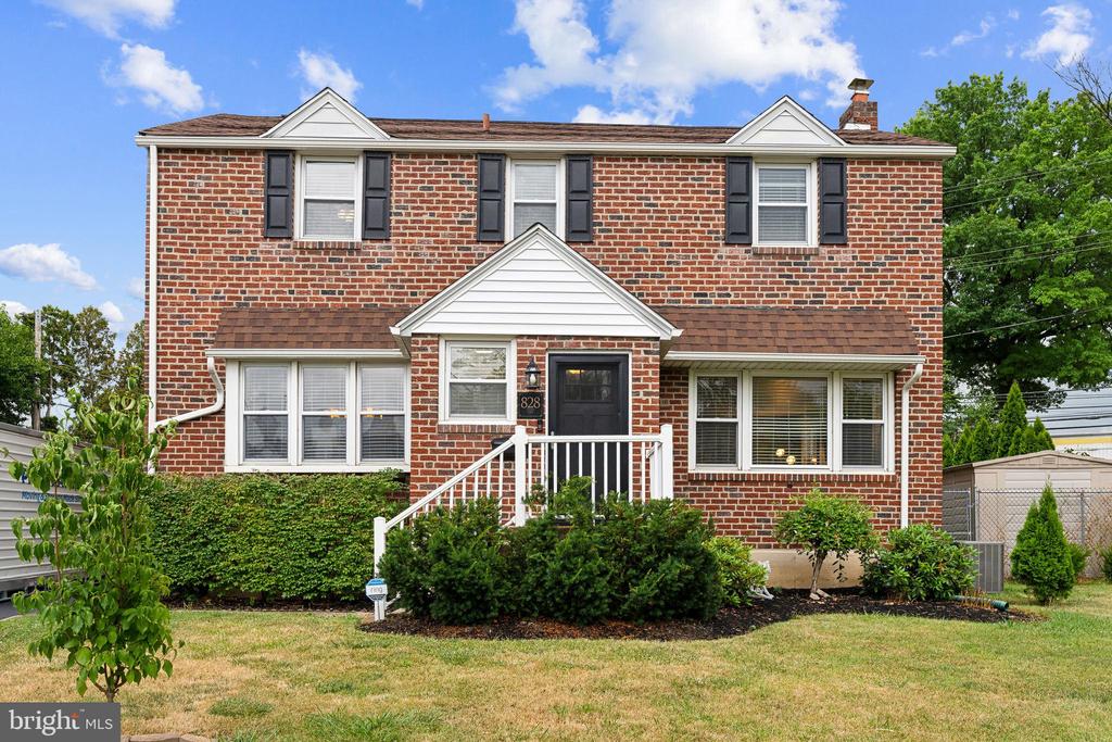 828 CEDAR LANE
