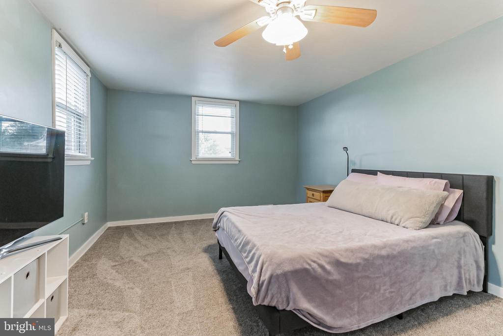828 CEDAR LANE