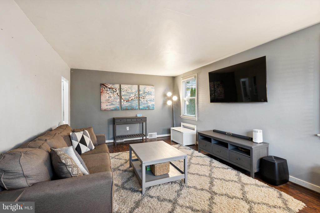 828 CEDAR LANE