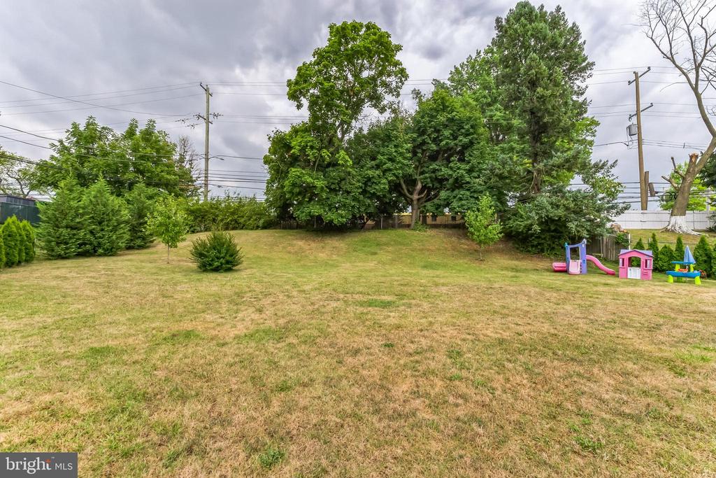 828 CEDAR LANE