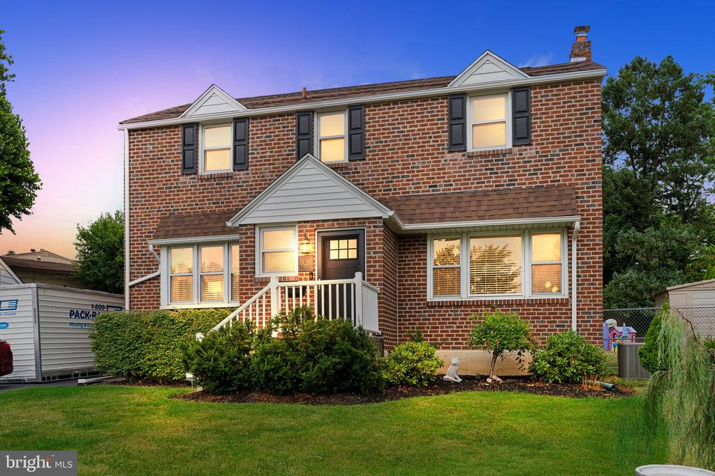 828 CEDAR LANE