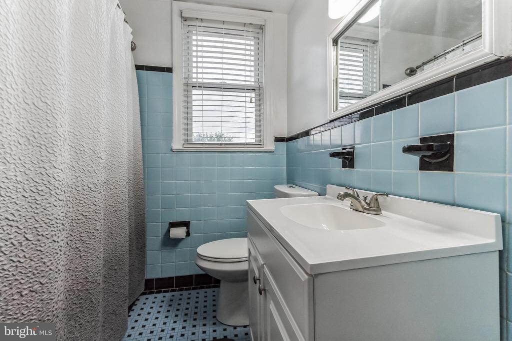 828 CEDAR LANE