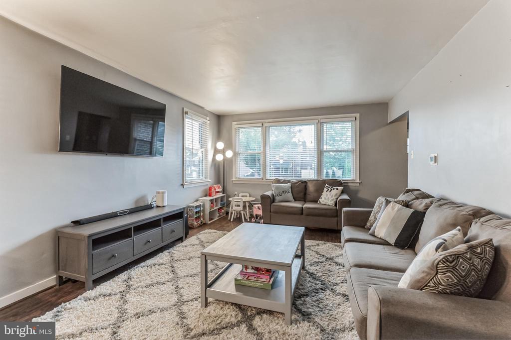 828 CEDAR LANE