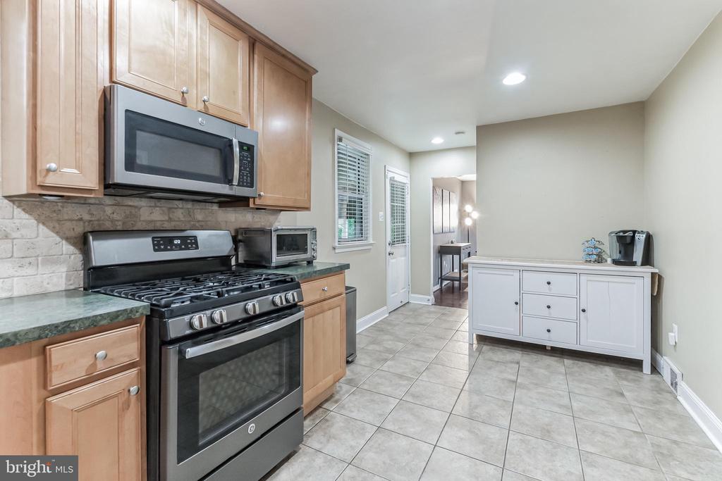 828 CEDAR LANE