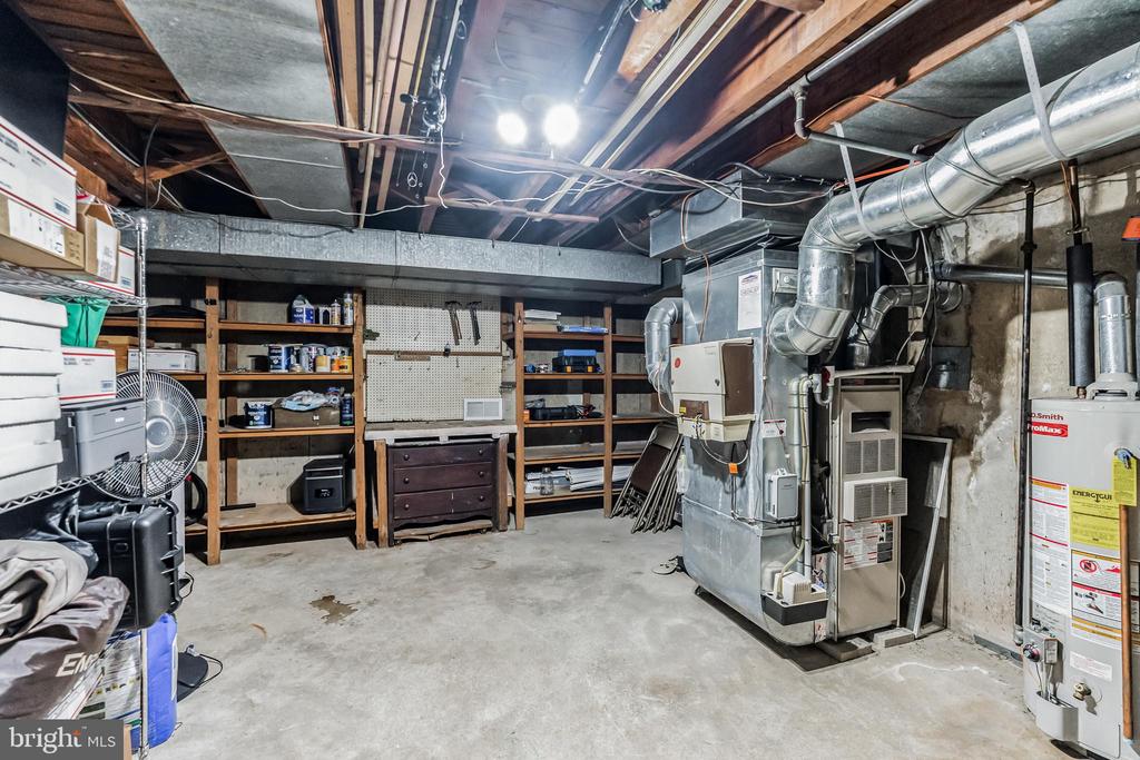 828 CEDAR LANE