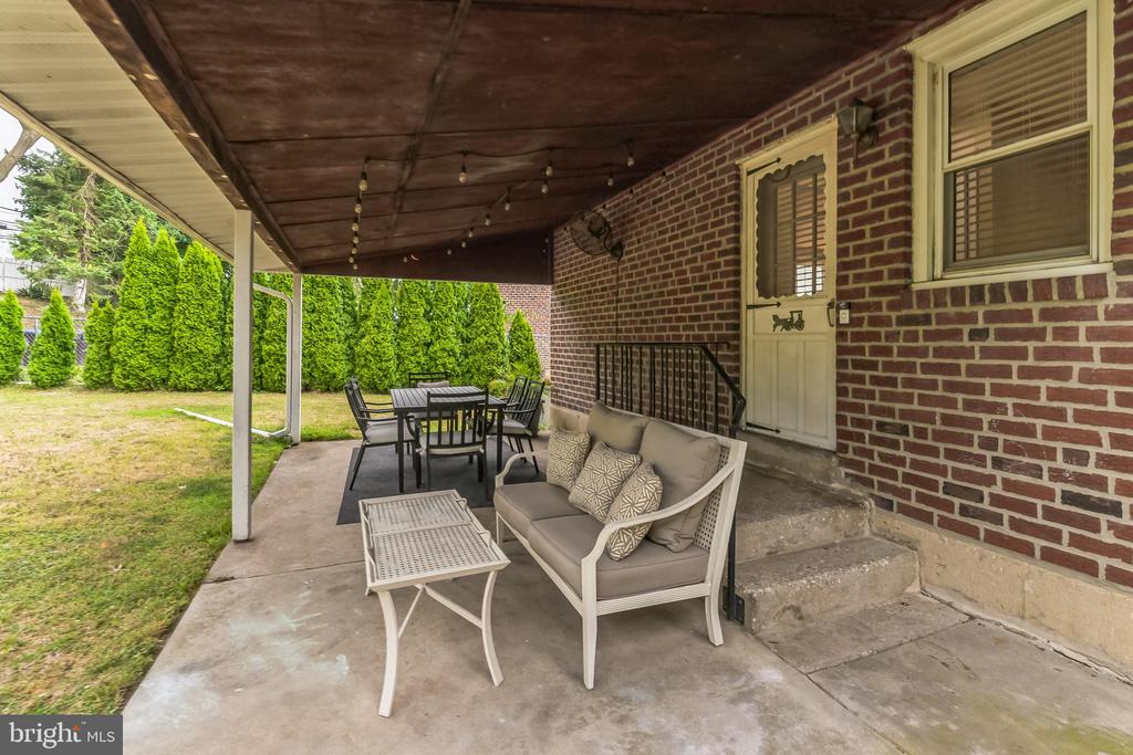 828 CEDAR LANE