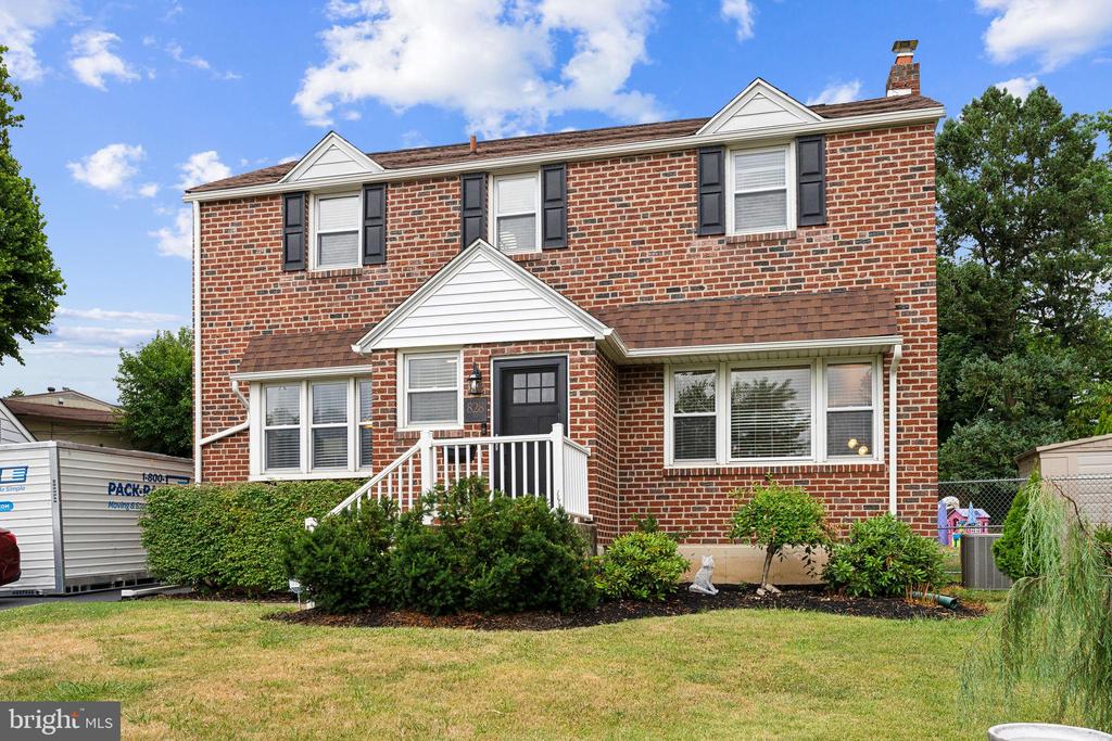828 CEDAR LANE