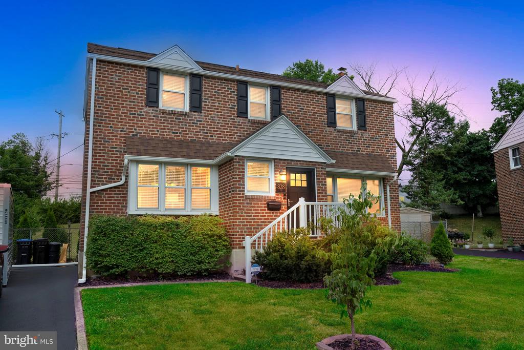 828 CEDAR LANE