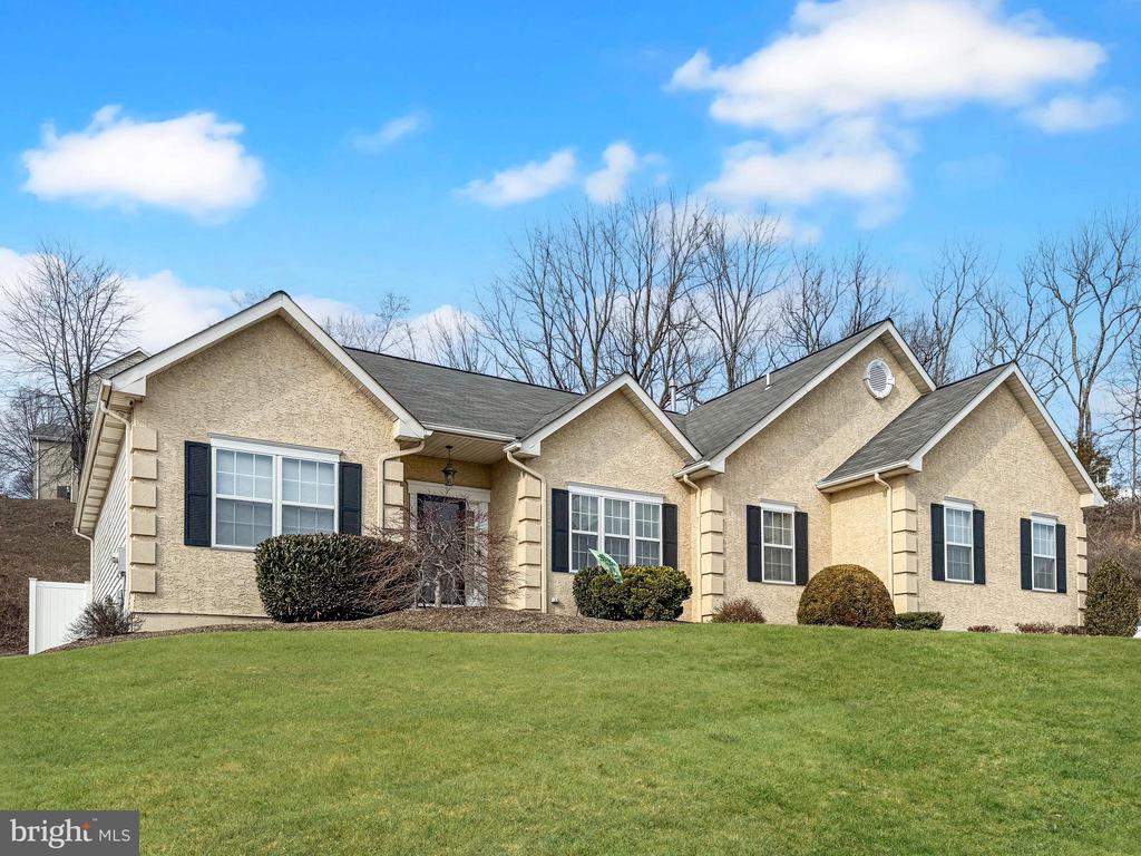 25 PEBBLE BEACH LANE