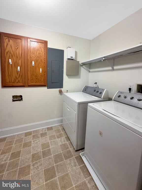 2413 SENTRY COURT