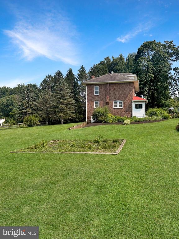 2209 N PLEASANTVIEW ROAD