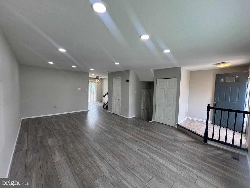 103 HOLLYTREE COURT