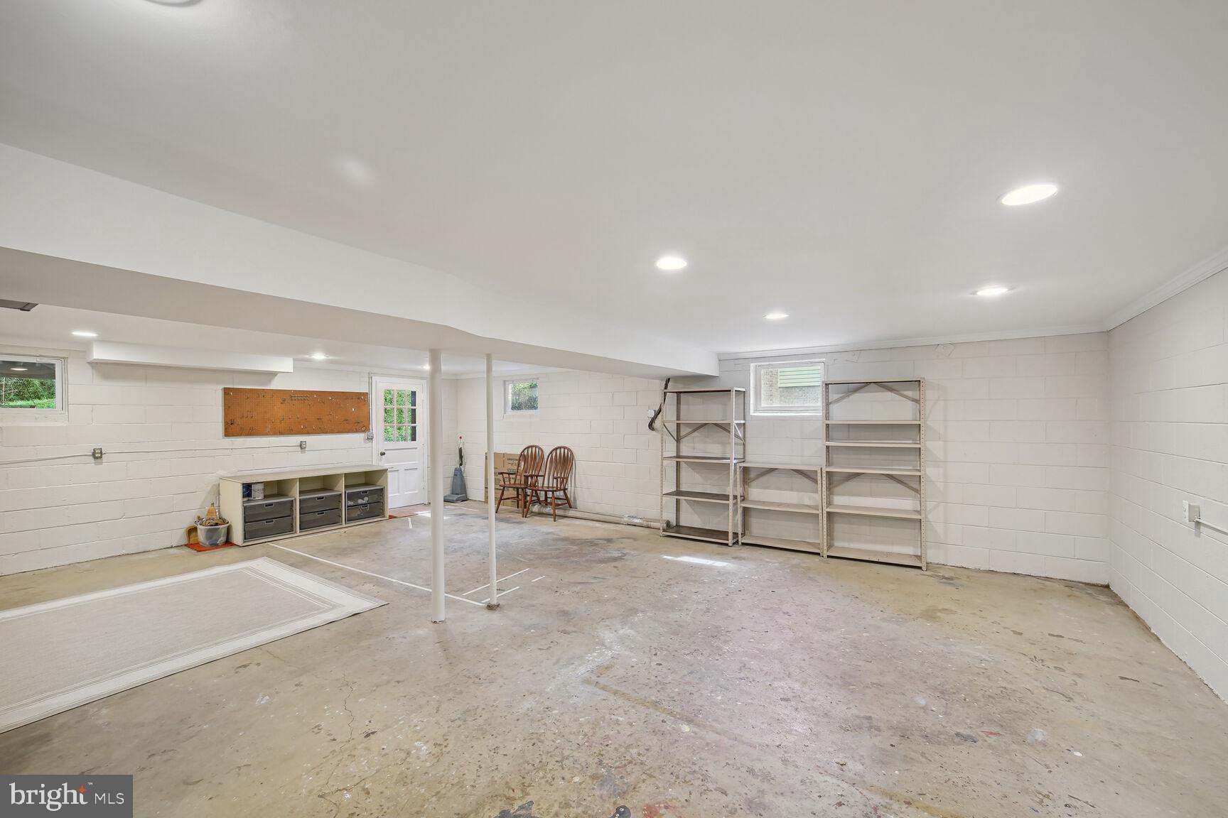 8049 Tuckerman Ln