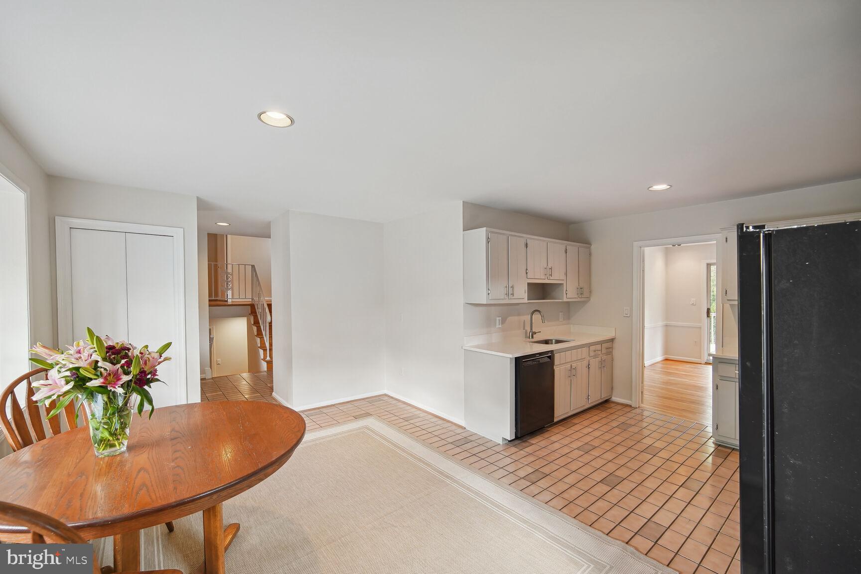 8049 Tuckerman Ln