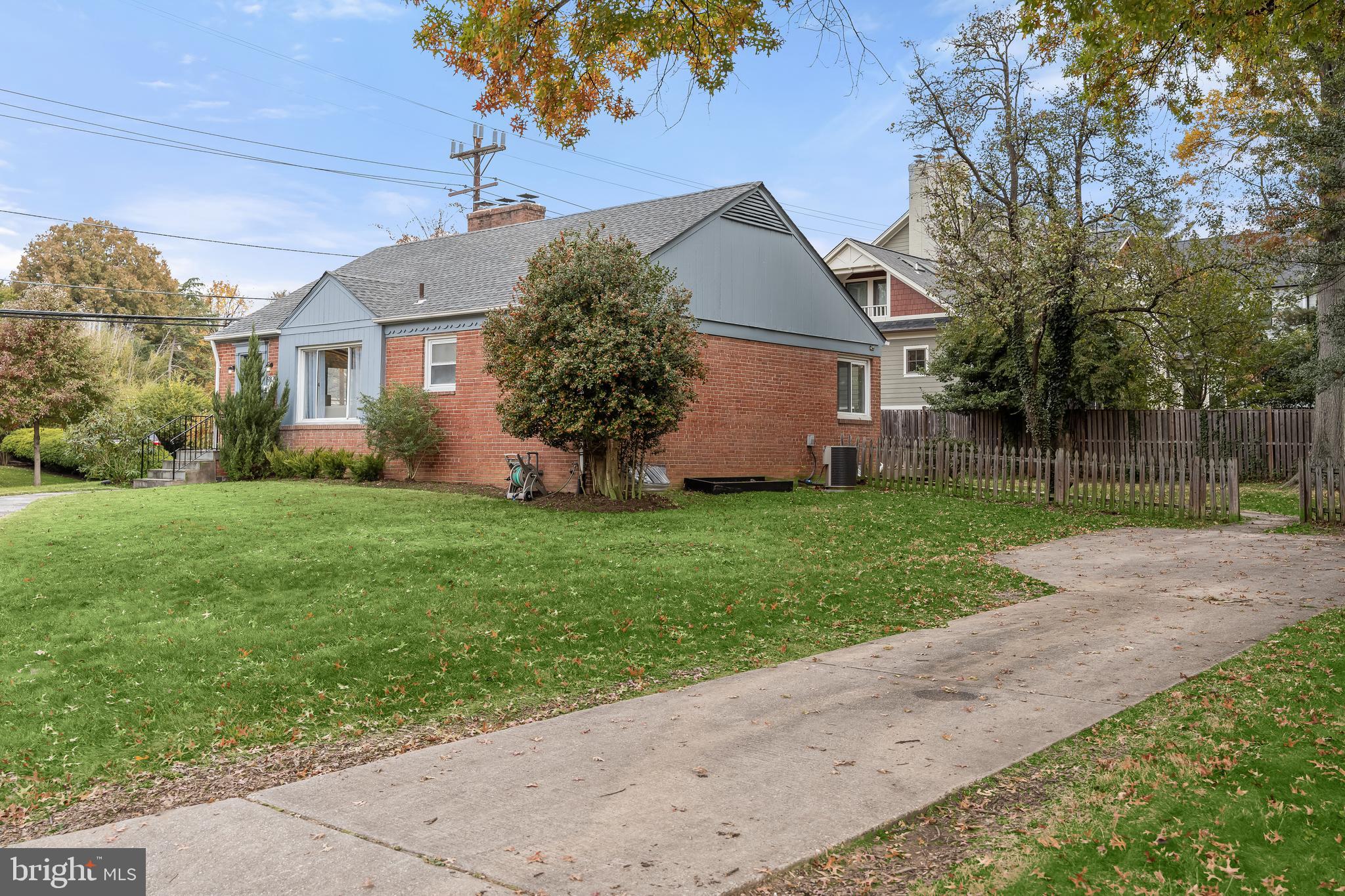 9821 Parkwood Dr