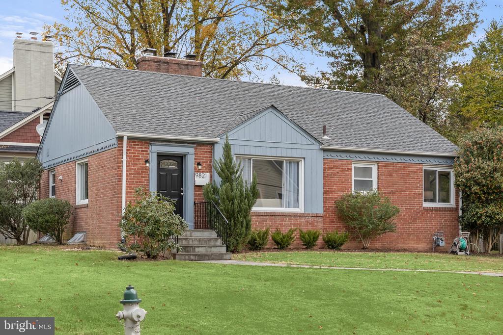 9821 Parkwood Dr