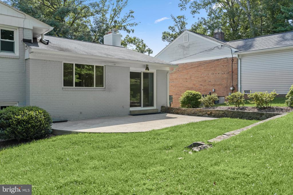 8212 HAWTHORNE ROAD
