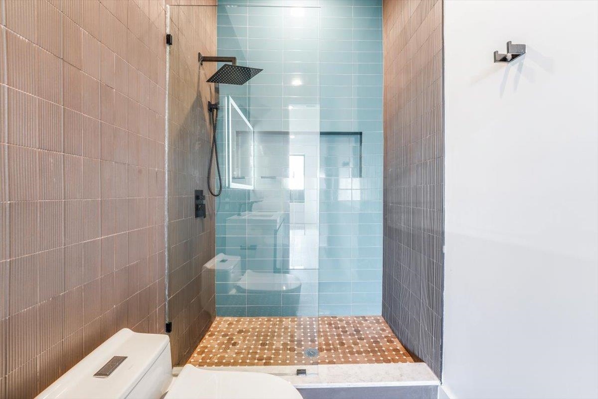 33 SUBURBIA CT Unit: 1