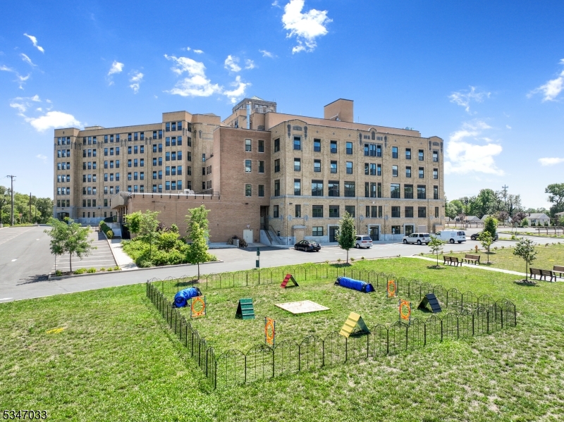 520 Belleville Ave N209