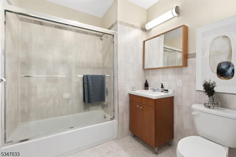 520 Belleville Ave N209