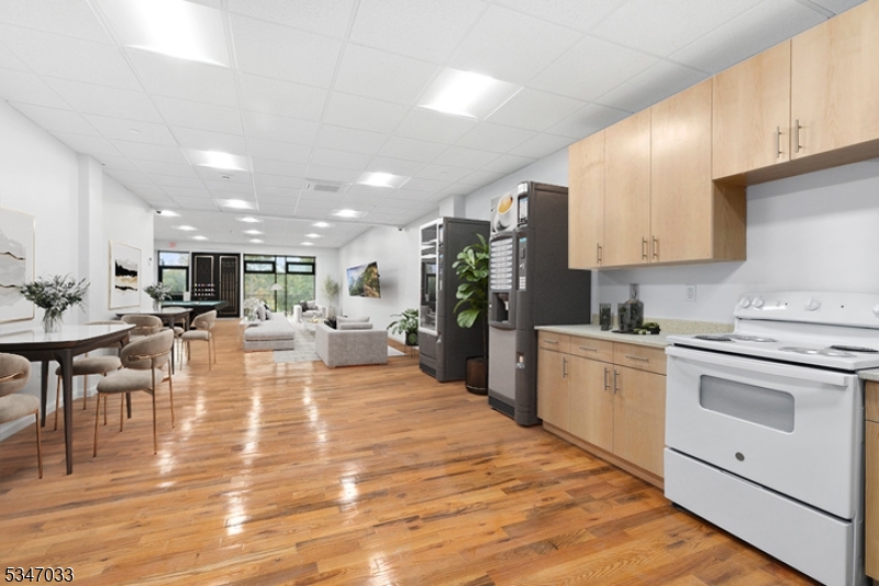 520 Belleville Ave N209